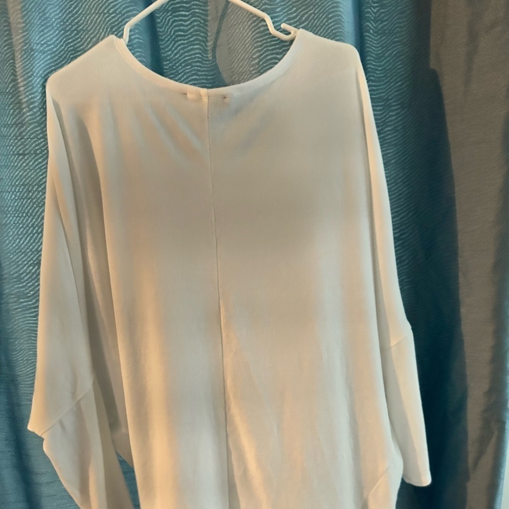 Dex XL Cream Women's Blouse- like top with bat wing sleeves- new or like new